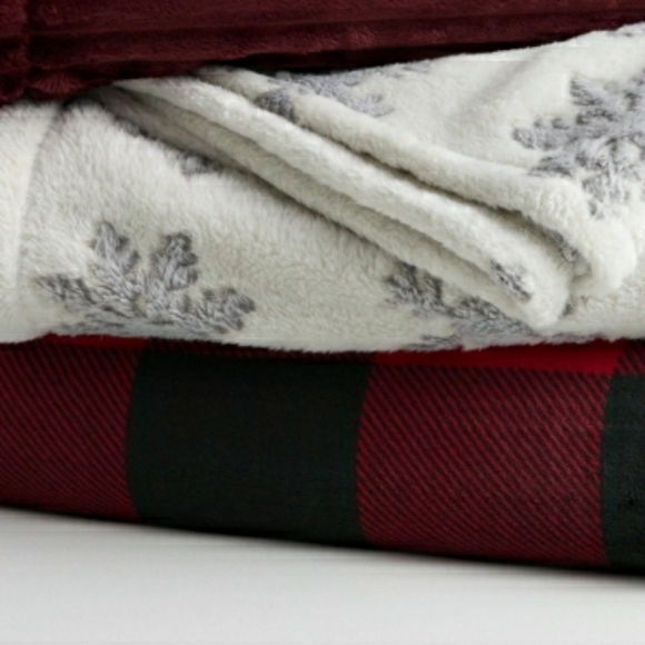 Snowflake Plush Blanket White Grey Winter Lap Throw Bed Christmas 72" X 60"  NWT - Picture 8 of 9